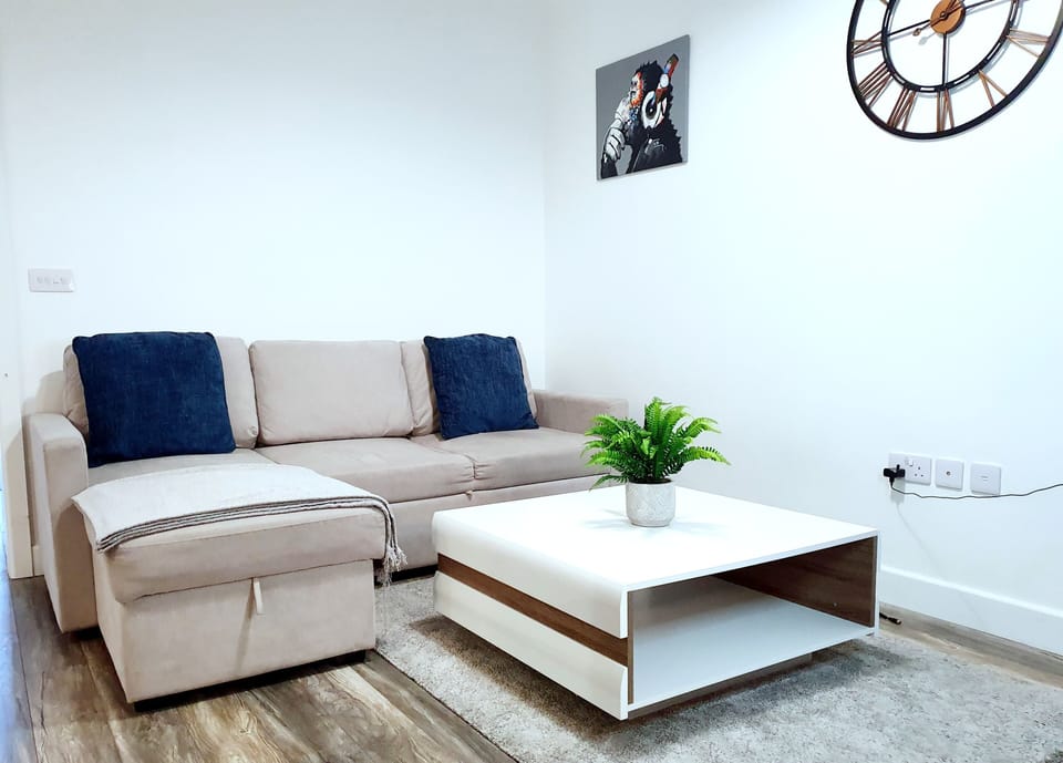 Deluxe Apartment, Private Bathroom, Garden View (olde windmill) | Lounge