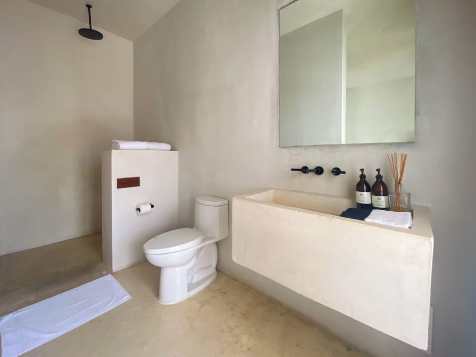 Atrium Room | Bathroom | Shower, rainfall showerhead, hair dryer, towels