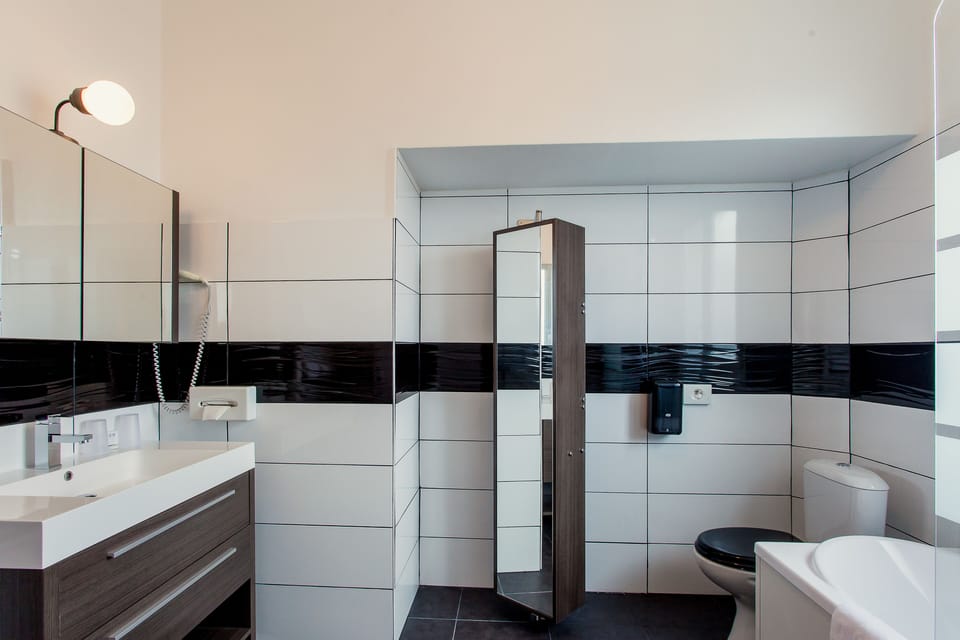 Deep soaking tub, free toiletries, hair dryer, towels