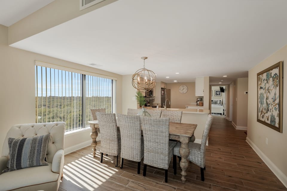 DINING AREA - SEATS 8