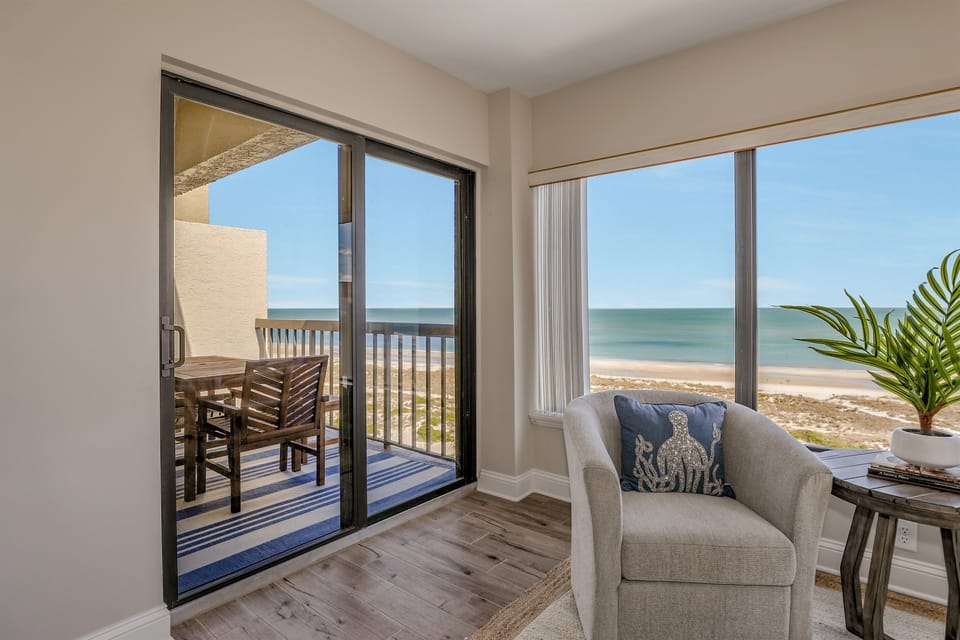 PRIVATE BALCONY W SEATING