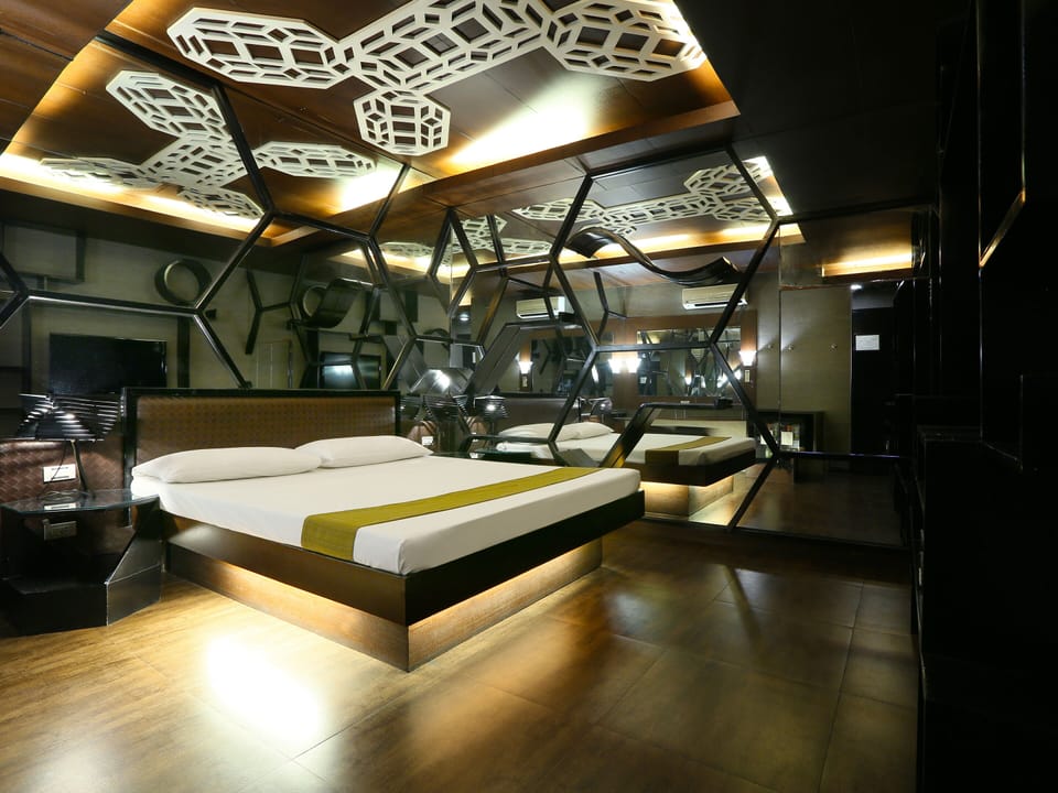 Deluxe Room, 1 Queen Bed | Memory foam beds, minibar, individually decorated