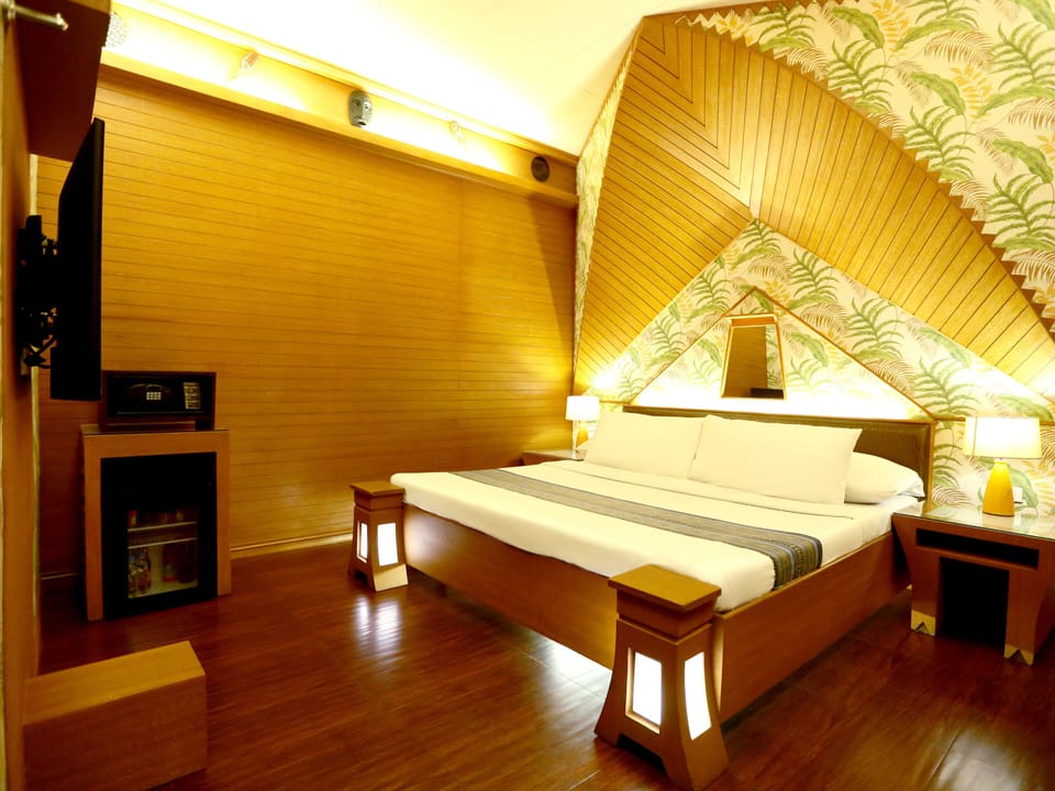 Standard Room, 1 Queen Bed (No Garage) | Memory foam beds, minibar, individually decorated