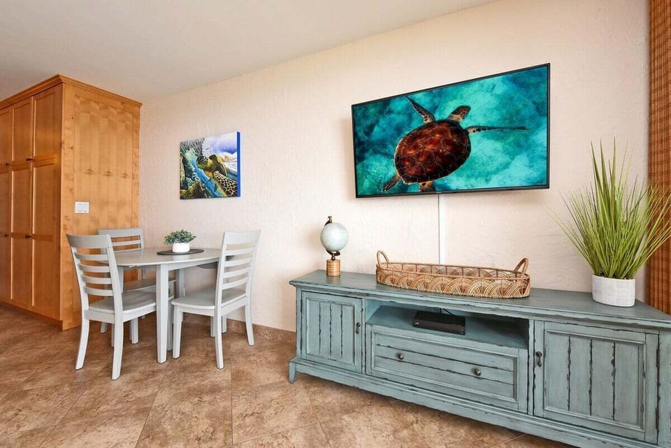 Dine beneath sea‑life art that brings the tropics indoors.