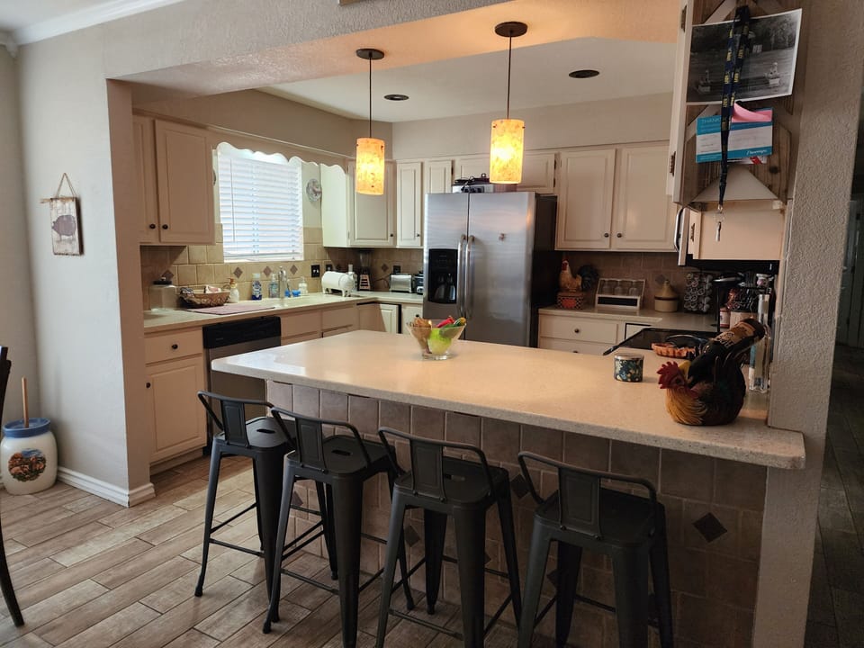 kitchen bar with 4 barstools
