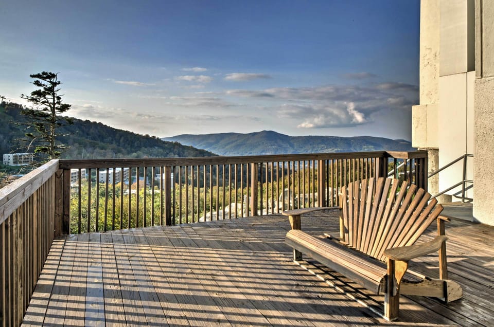 Sugar Mountain Resort | Community Balcony