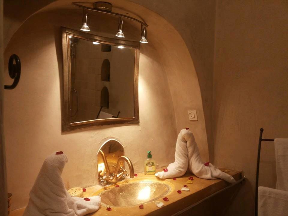 Standard Double Room, 1 King Bed, Non Smoking, Ground Floor | Bathroom | Shower, free toiletries, hair dryer, towels