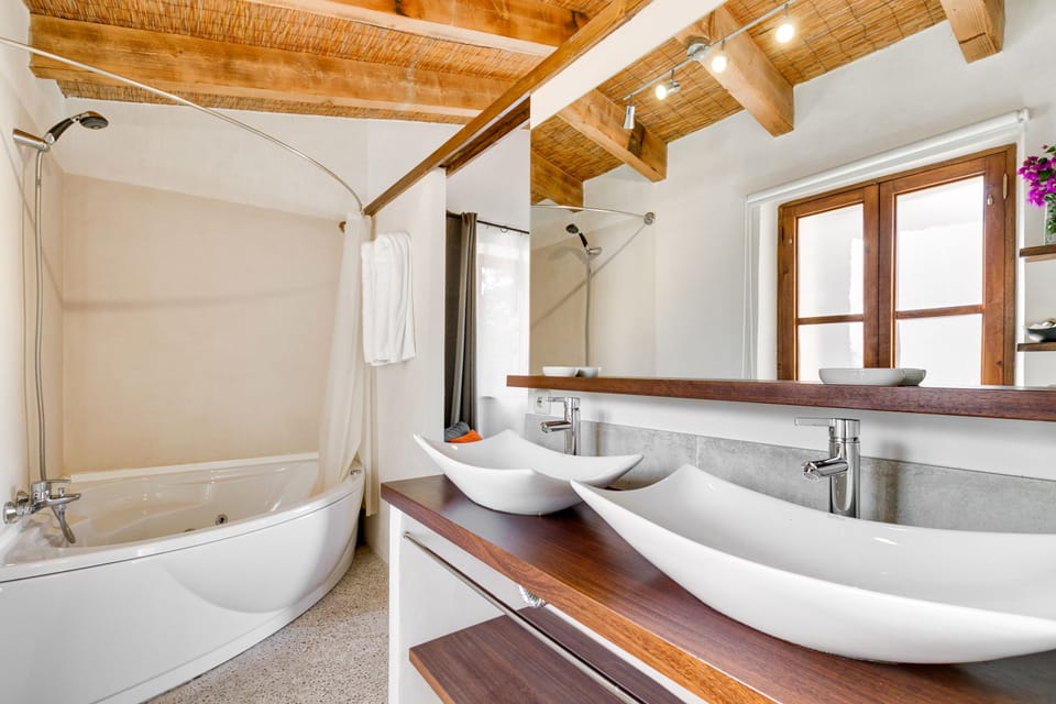 Superior Suite | Bathroom | Free toiletries, hair dryer, towels