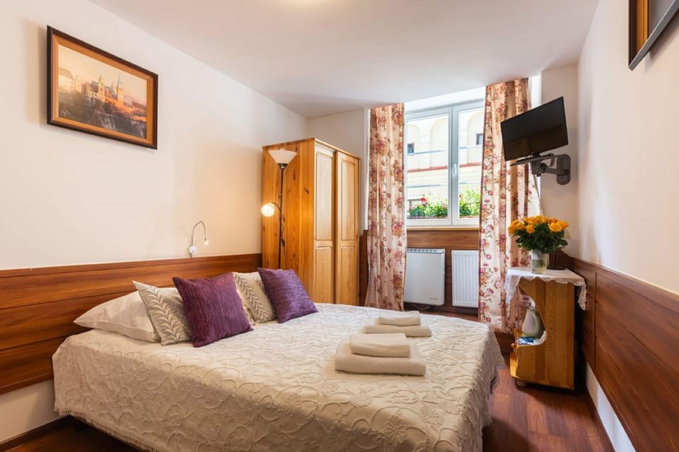 Standard Double Room, Private Bathroom | Blackout drapes, iron/ironing board (on request), WiFi (free)