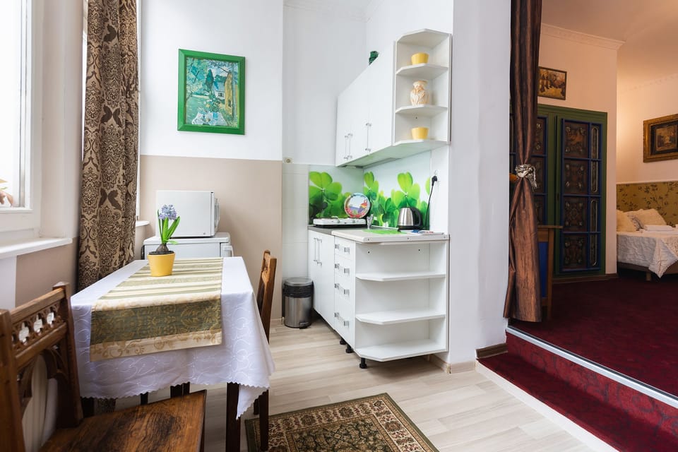 Suite, Kitchenette | Private kitchen | Electric kettle