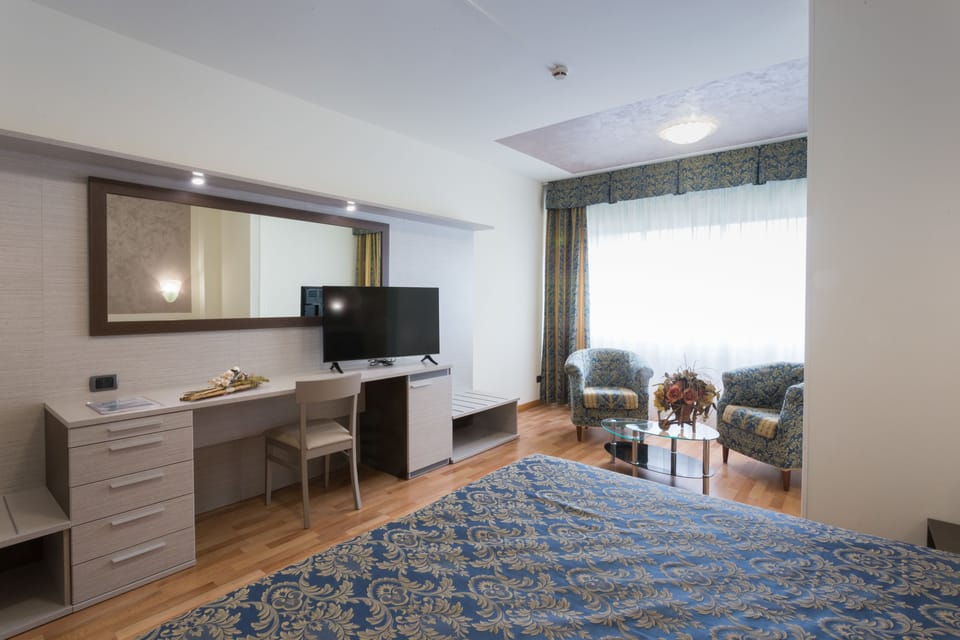 Double or Twin Room | In-room safe, desk, laptop workspace, blackout drapes