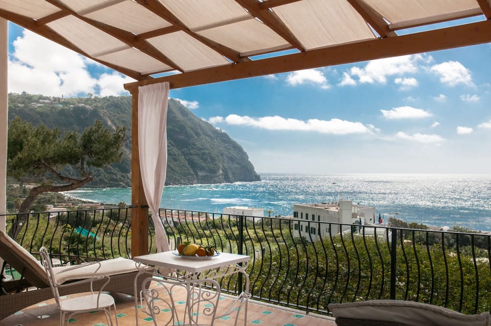 Deluxe Room, Sea View | Premium bedding, minibar, in-room safe, desk