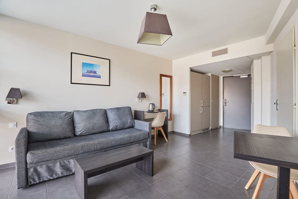 The contemporary decor and thoughtful amenities make this apartment a wonderful retreat, where you can enjoy both leisure and practicality in a welcoming environment.