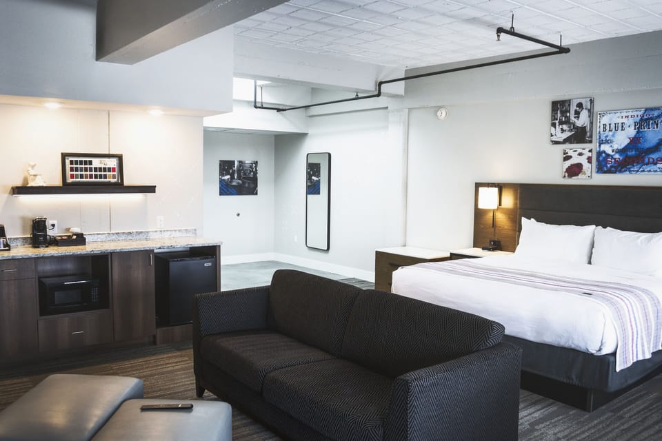 Executive Studio Suite, 1 King Bed | Hypo-allergenic bedding, individually decorated, individually furnished