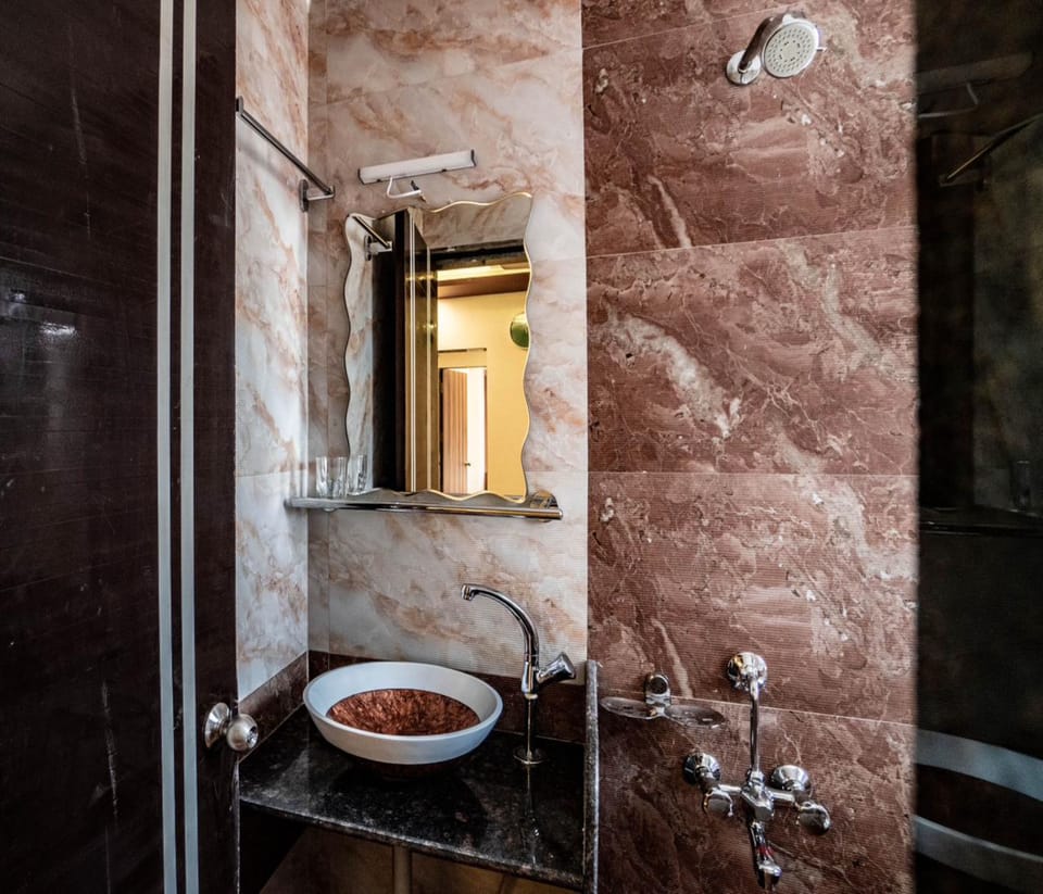 Standard Executive Room | Bathroom | Shower, rainfall showerhead, free toiletries, towels
