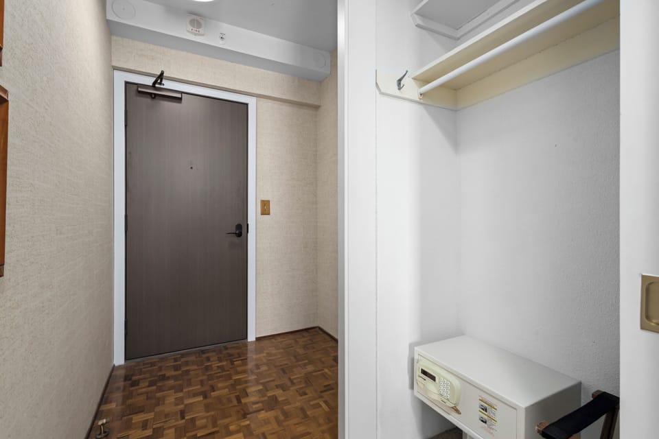 Step inside to find your own organized entry nook, complete with shelf space and hooks to hang your coats and bags—keeping your getaway clutter-free from the moment you arrive.