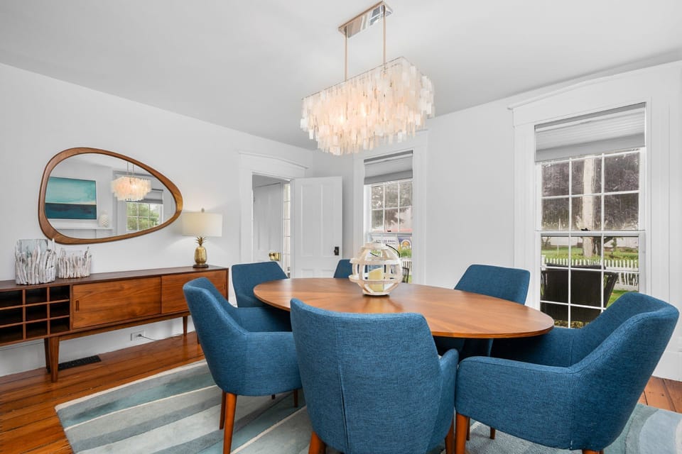 Dining Room with seating for 6.
