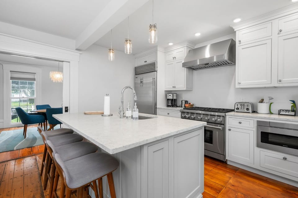 Large center Island with seating for 4, entrance to the dining room.