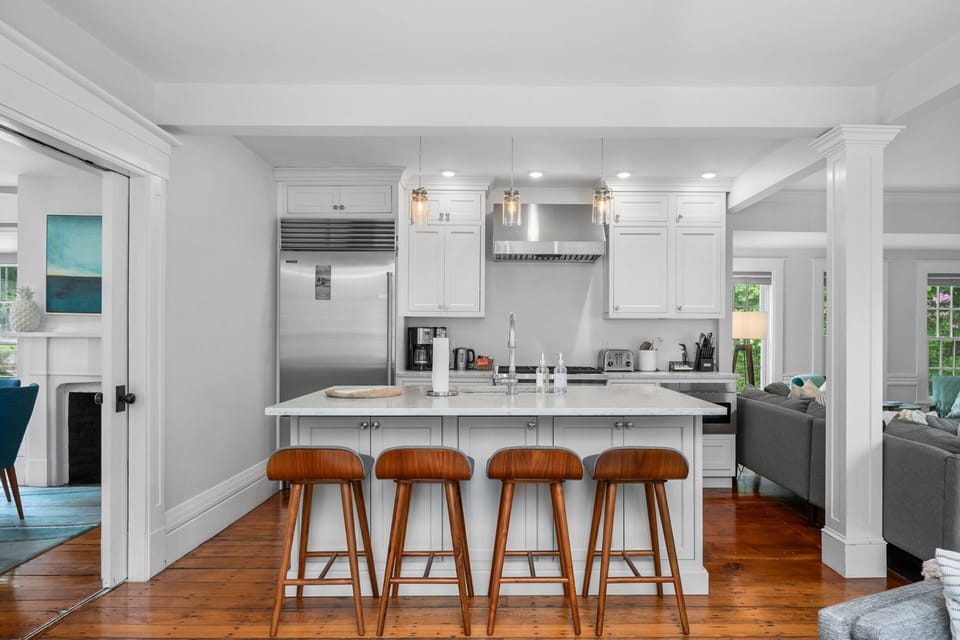 Fully equipped kitchen with seating for 4