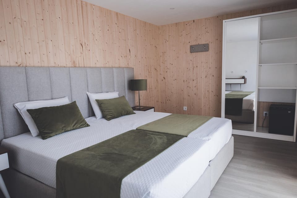 Suite, Mountain View | Soundproofing, free WiFi, bed sheets