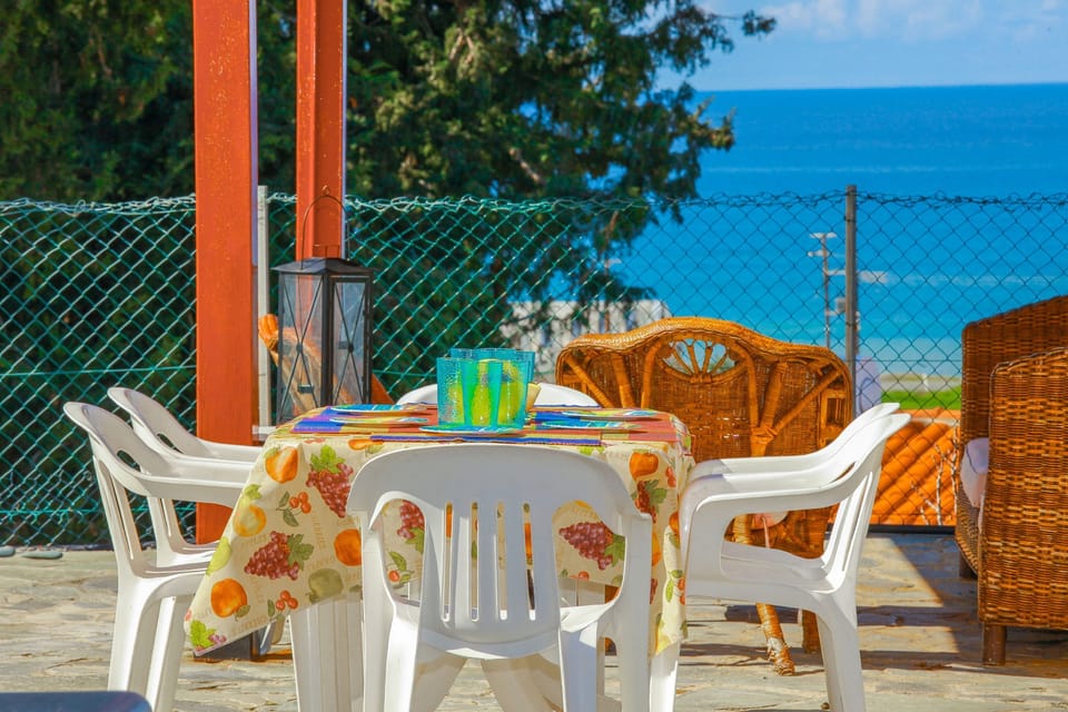 There is gazibo for al fresco dining