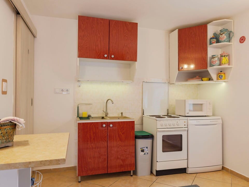 Kitchen Appliance, Major Appliance, Kitchen, Furniture, Flooring, Cabinetry, Wood, Interior Design, Floor, Countertop