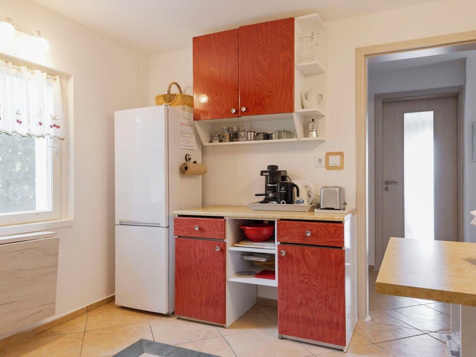 Kitchen Appliance, Kitchen, Cabinetry, Major Appliance, Furniture, Countertop, Wood, Flooring, Interior Design, Home Appliance