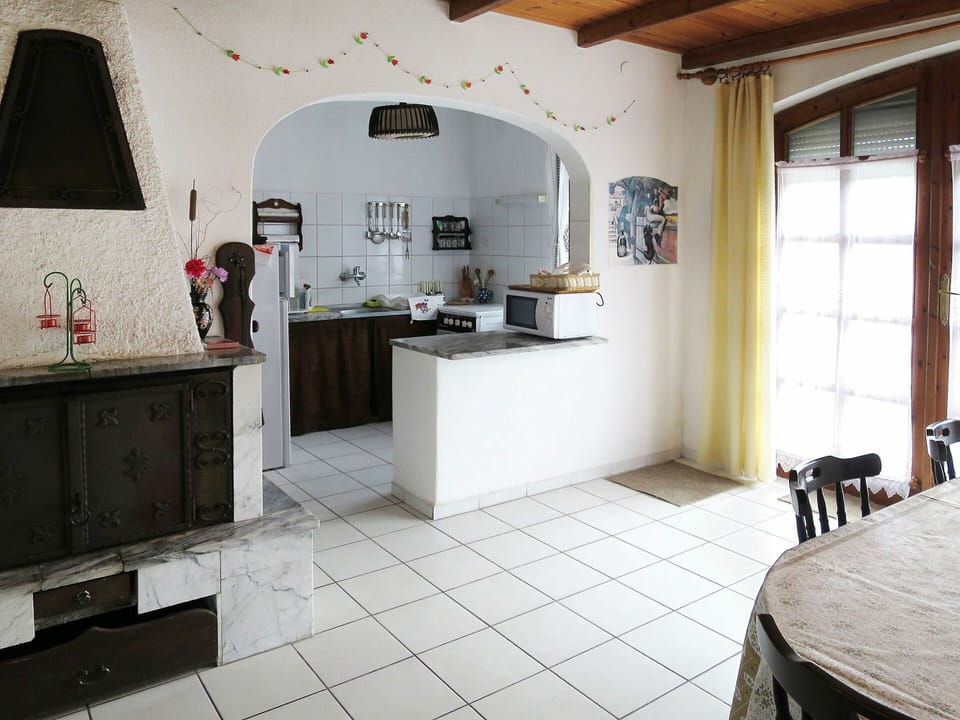 Furniture, Property, Table, Window, Building, Interior Design, Houseplant, Floor, Wood, Chair
