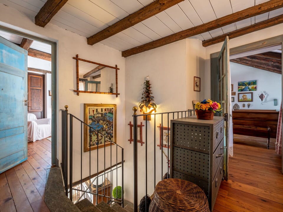 Property, Flower, Plant, Wood, Picture Frame, Interior Design, Lighting, Flooring, Beam, Floor