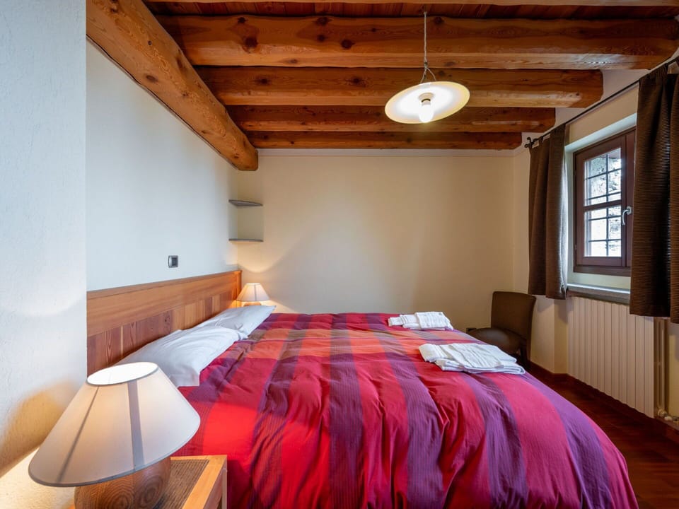 Property, Window, Light, Wood, Building, Comfort, Lighting, Interior Design, Architecture, Flooring