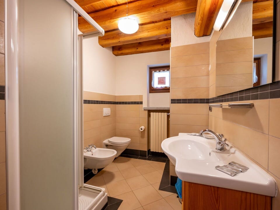 Mirror, Property, Sink, Plumbing Fixture, Tap, Bathroom Sink, Bathroom, Building, Interior Design, Architecture