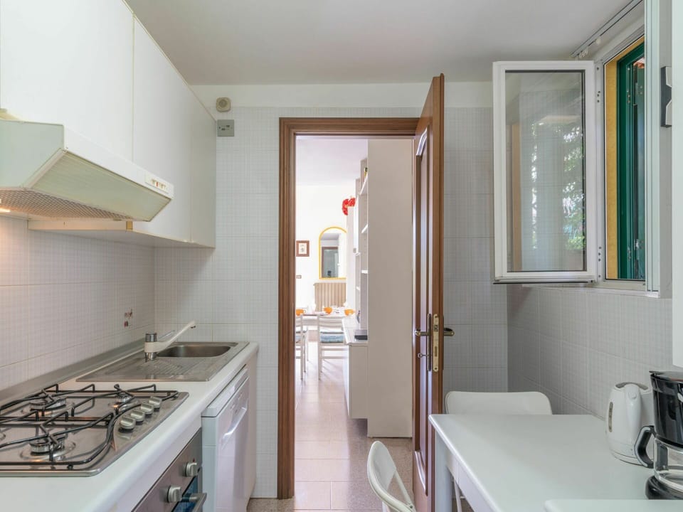 Building, Gas Stove, Cabinetry, Kitchen, Cooktop, Kitchen Stove, Kitchen Appliance, Wood, Interior Design, Window