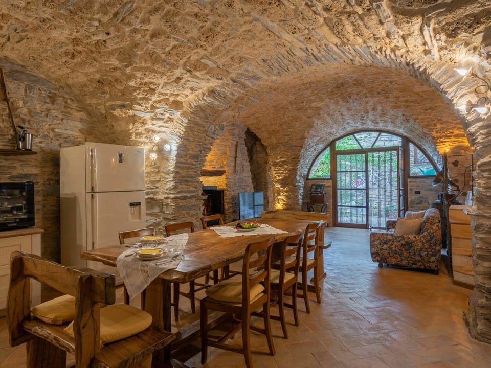 Building, Property, Room, Vault, Interior Design, Arch, Furniture, Architecture, Table, Ceiling