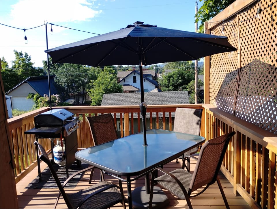Deck with seating for 6 and propane BBQ