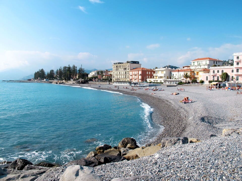Water, Cloud, Sky, Building, Daytime, Azure, Beach, Coastal And Oceanic Landforms, Horizon, House