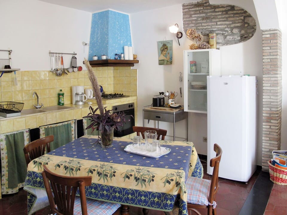 Room, Property, Furniture, Interior Design, Building, Table, House, Wall, Home, Floor