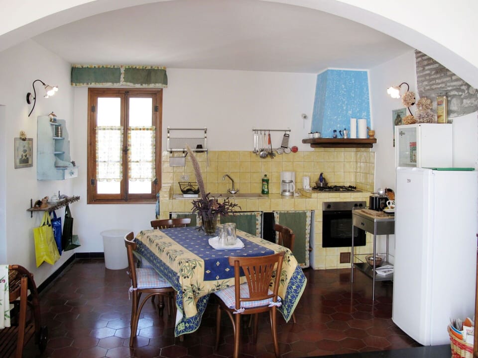 Room, Property, Furniture, Building, Interior Design, House, Ceiling, Architecture, Floor, Real Estate