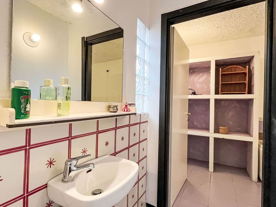Mirror, Tap, Bathroom Sink, Plumbing Fixture, Sink, Bathroom Cabinet, Furniture, Building, Cabinetry, Bathroom