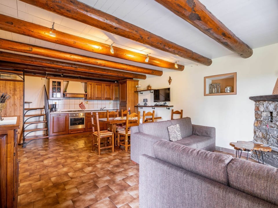 Picture Frame, Table, Wood, Architecture, Floor, Building, Living Room, Houseplant, Flooring, Hardwood