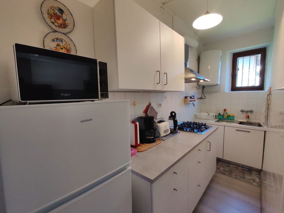 Cabinetry, Window, Countertop, Building, Tap, Sink, Interior Design, Home Appliance, Kitchen Sink