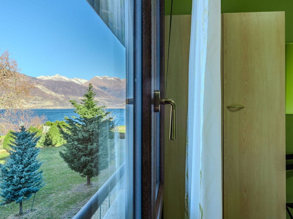 Water, Daytime, Property, Window, Sky, Plant, Shade, Wood, Architecture, House