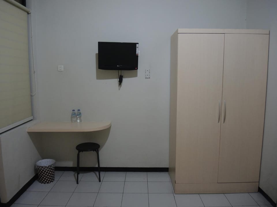 Desk, free WiFi, bed sheets