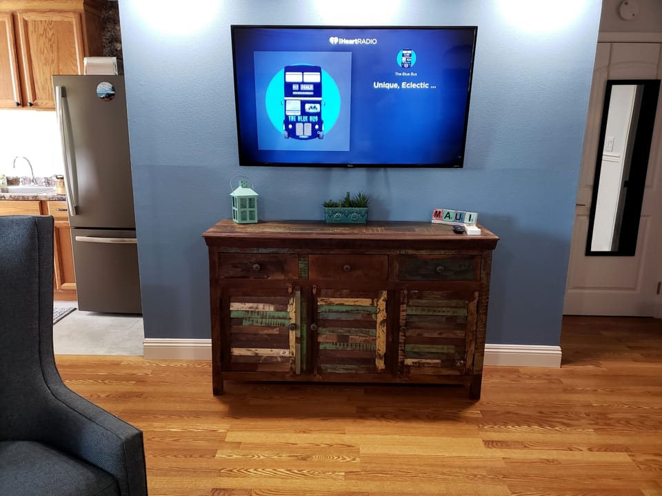 Front Room 55 inch 4k Roku TV, Kitchen on left has all new slate appliances!