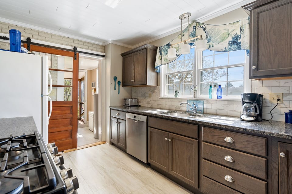 Beautifully equipped, mealtime will indeed be a bay breeze.