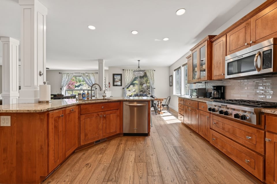House, 5 Bedrooms | Private kitchen | Fridge, oven, stovetop, coffee/tea maker