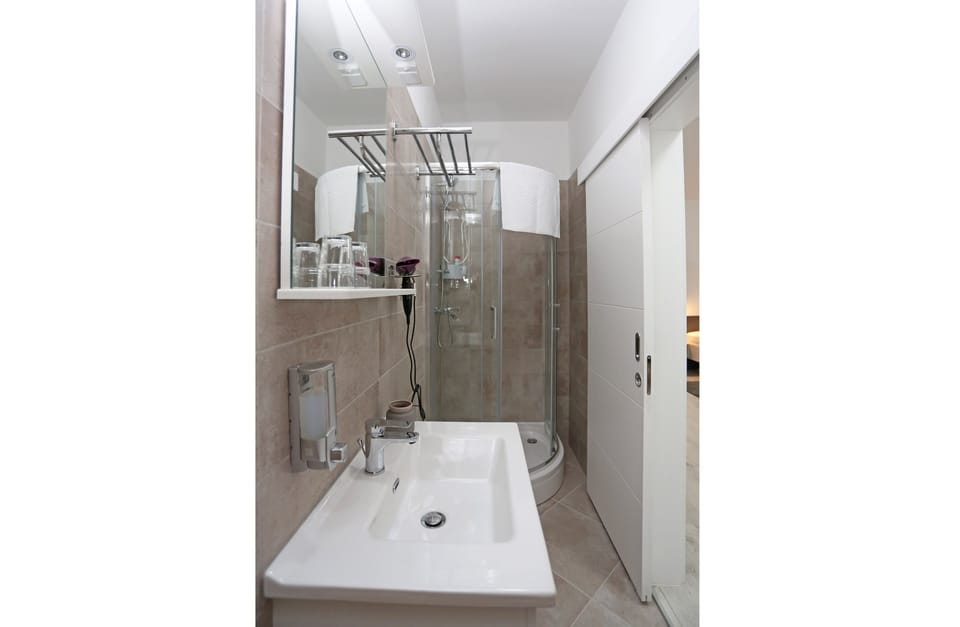 Exclusive Studio Suite | Bathroom | Shower, free toiletries, hair dryer, towels