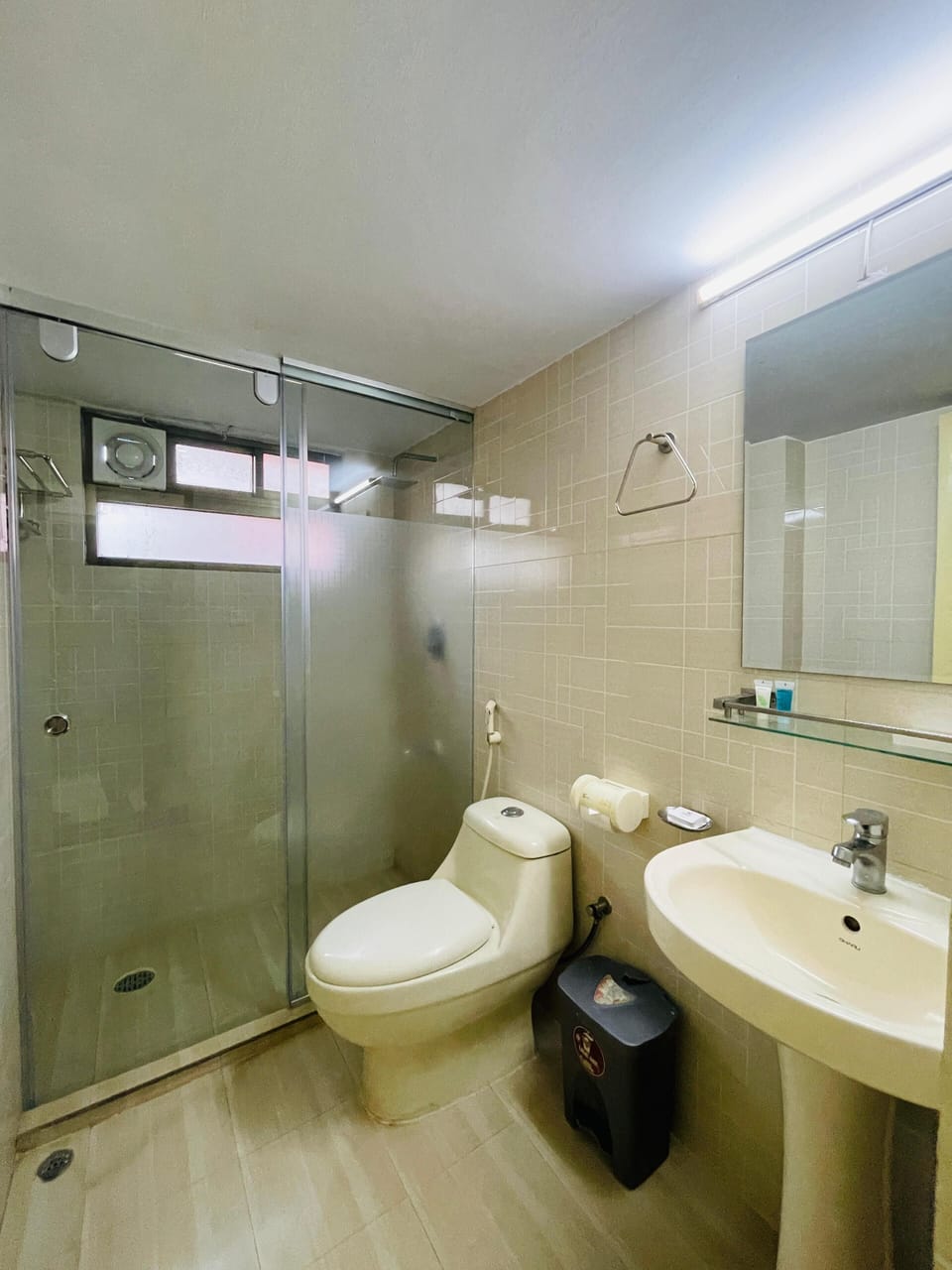 Shower, rainfall showerhead, free toiletries, towels