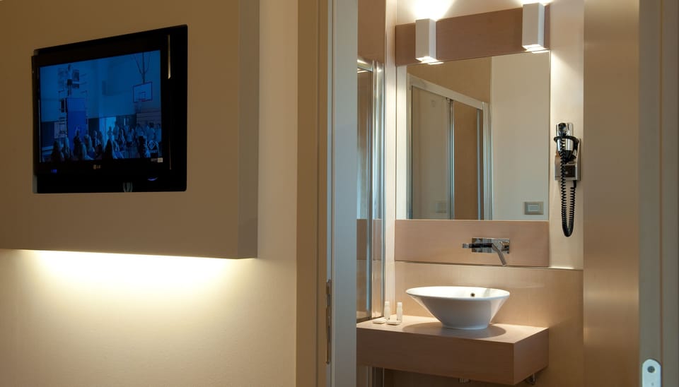 Shower, rainfall showerhead, free toiletries, hair dryer