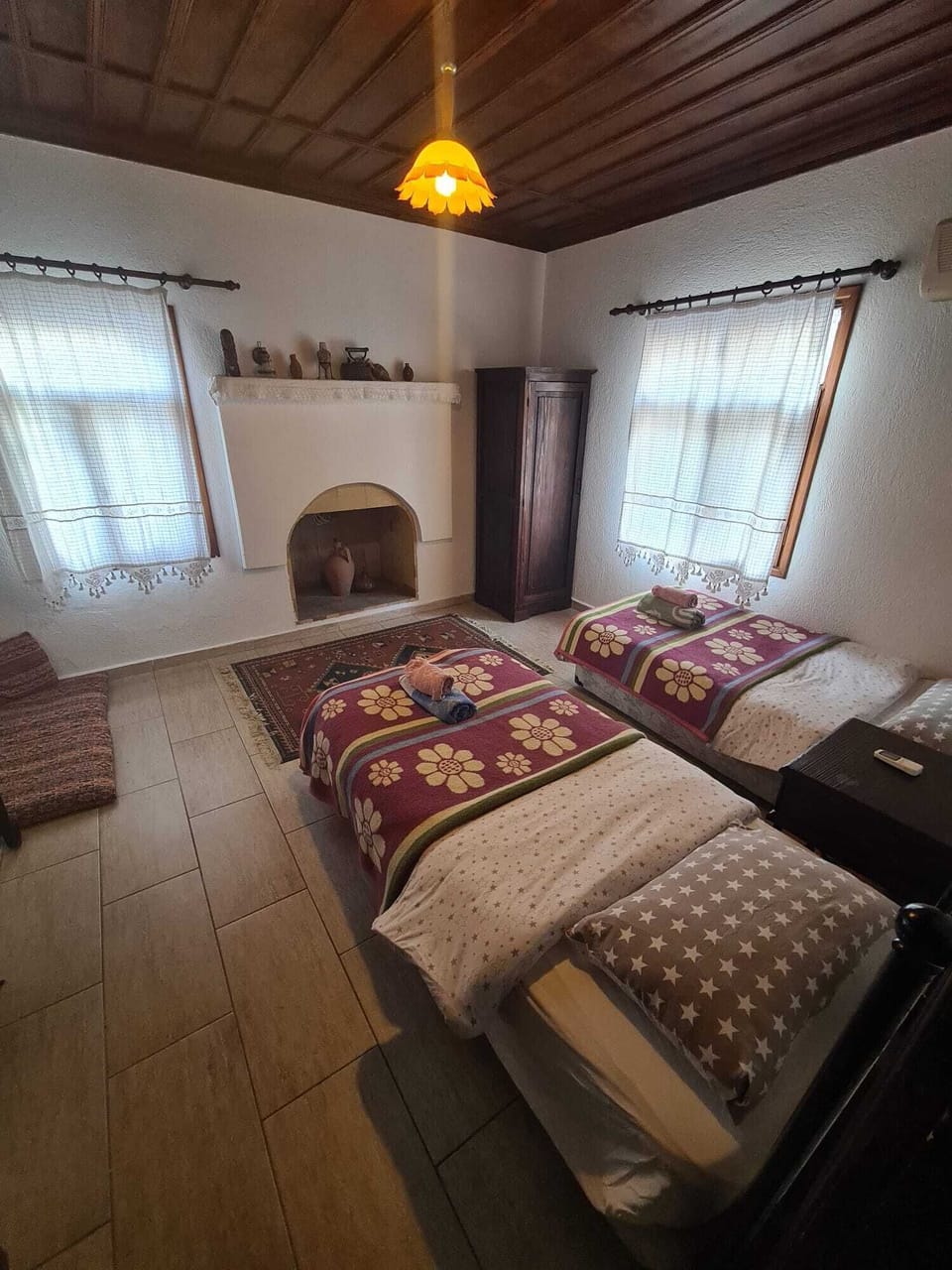 Traditional Twin Room | Desk, blackout drapes, bed sheets
