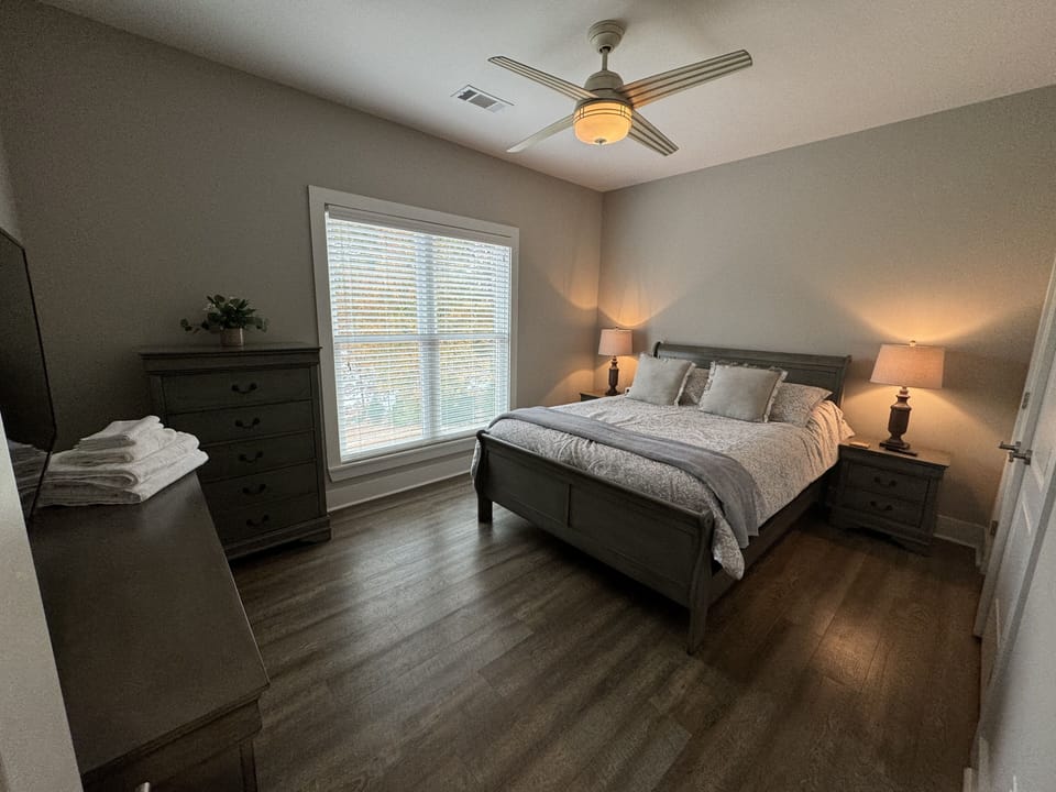 Upstairs Queen Bedroom 3 - Views to lake!